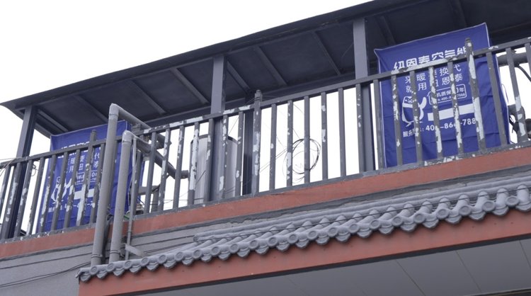紐恩泰空氣能外機(jī)安裝在民居二樓露臺(tái)
